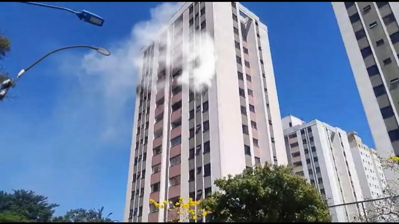 Incêndio atinge prédio na divisa de Diadema e SP; Bombeiros agem