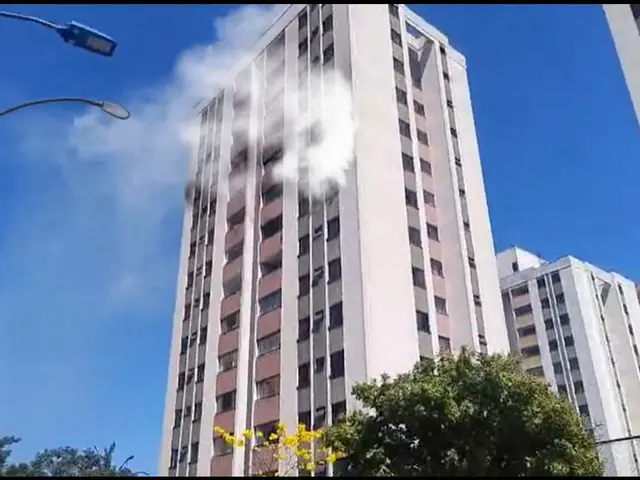 Incêndio atinge prédio na divisa de Diadema e SP; Bombeiros agem